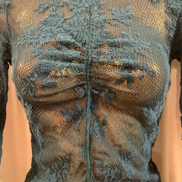 Beautiful top - Picture 2 of 9